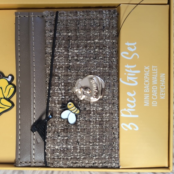 Disney Winnie the Pooh Boxed Gift Set - Mini Backpack, Card Wallet & Keychain 🐝 - Picture 4 of 7